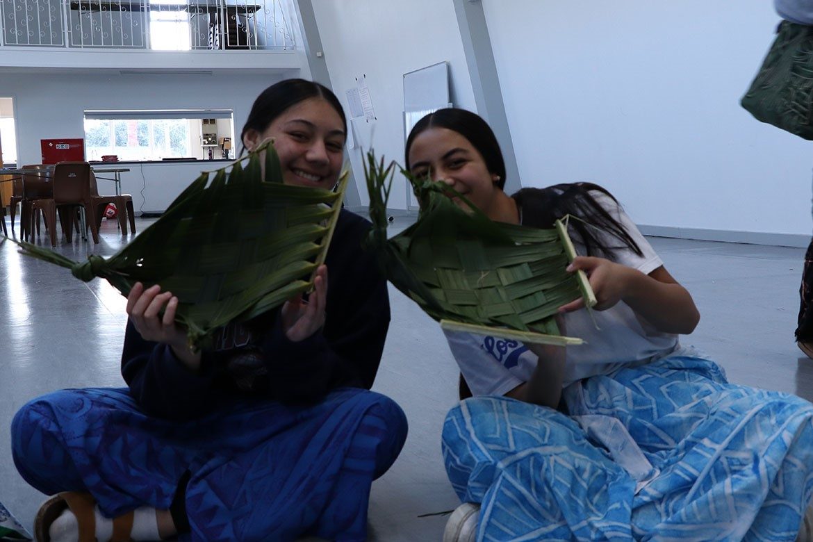 Hailey Fuimaono (left) and Vanessa Ieriko (right) weaving mailo (Coconut leaf bowls). Photo/Sulu Fepuleaii